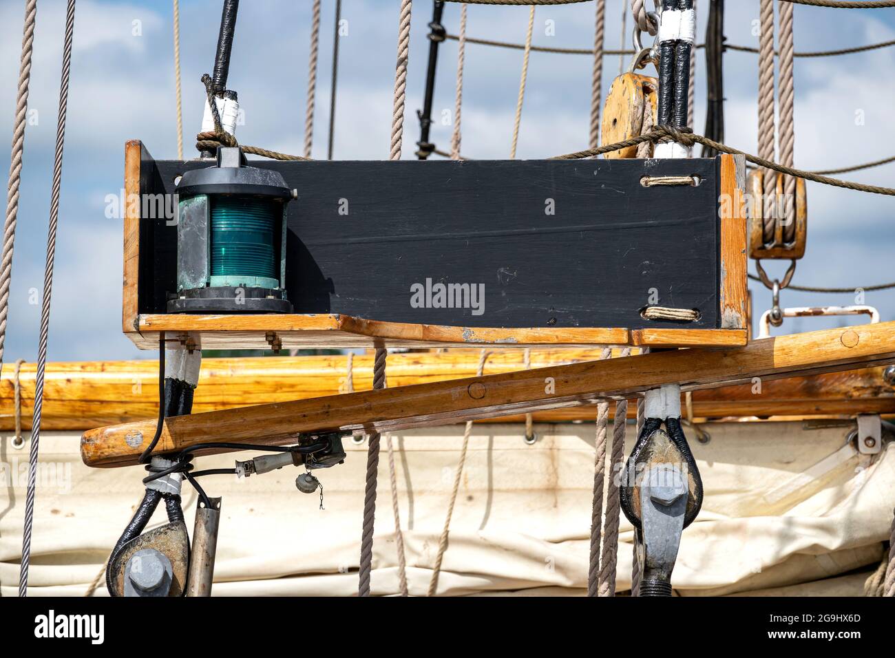 Grünes Steuerbord-Navigationslicht an Bord eines großen Schiffes Stockfoto