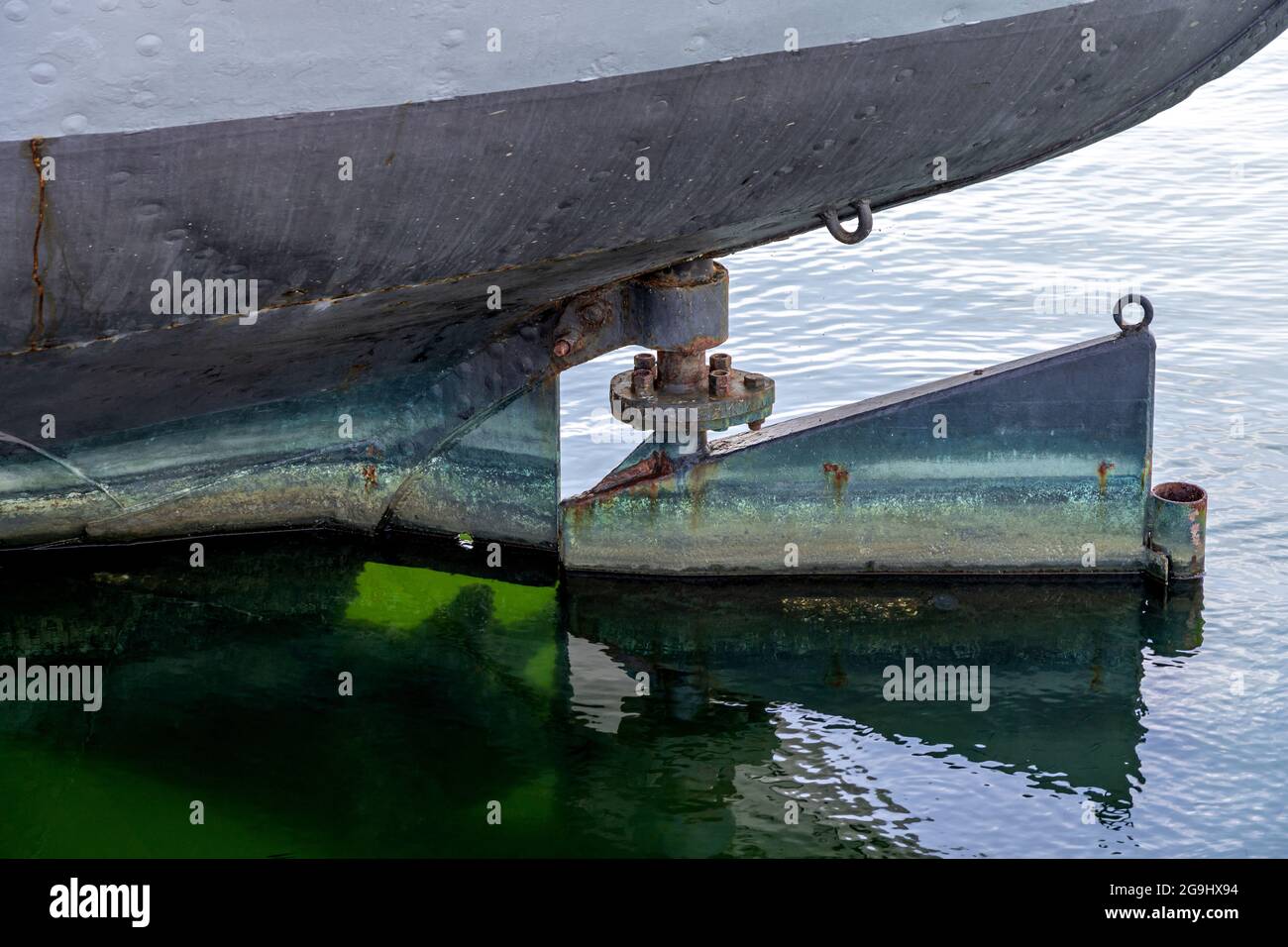 Ruder eines alten Frachtschiffes mit runderneuerten Rumpf Stockfoto