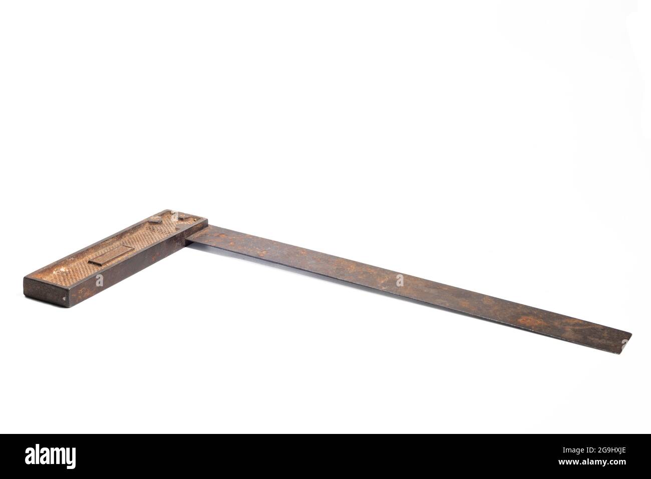 Vintage-Maschinist Layout quadratisches Werkzeug über weiß. Ein altes Metall Ecke Lineal isoliert. Stockfoto