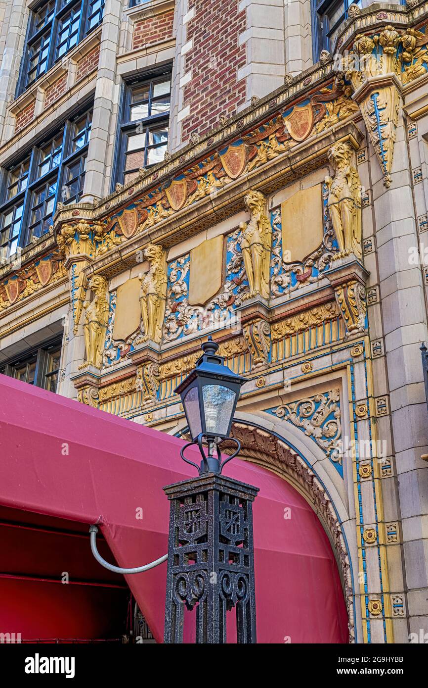 40 East 62nd Street ist eine farbenfrohe, neomittelalterliche Wohnanlage an der Upper East Side von New York City. Stockfoto