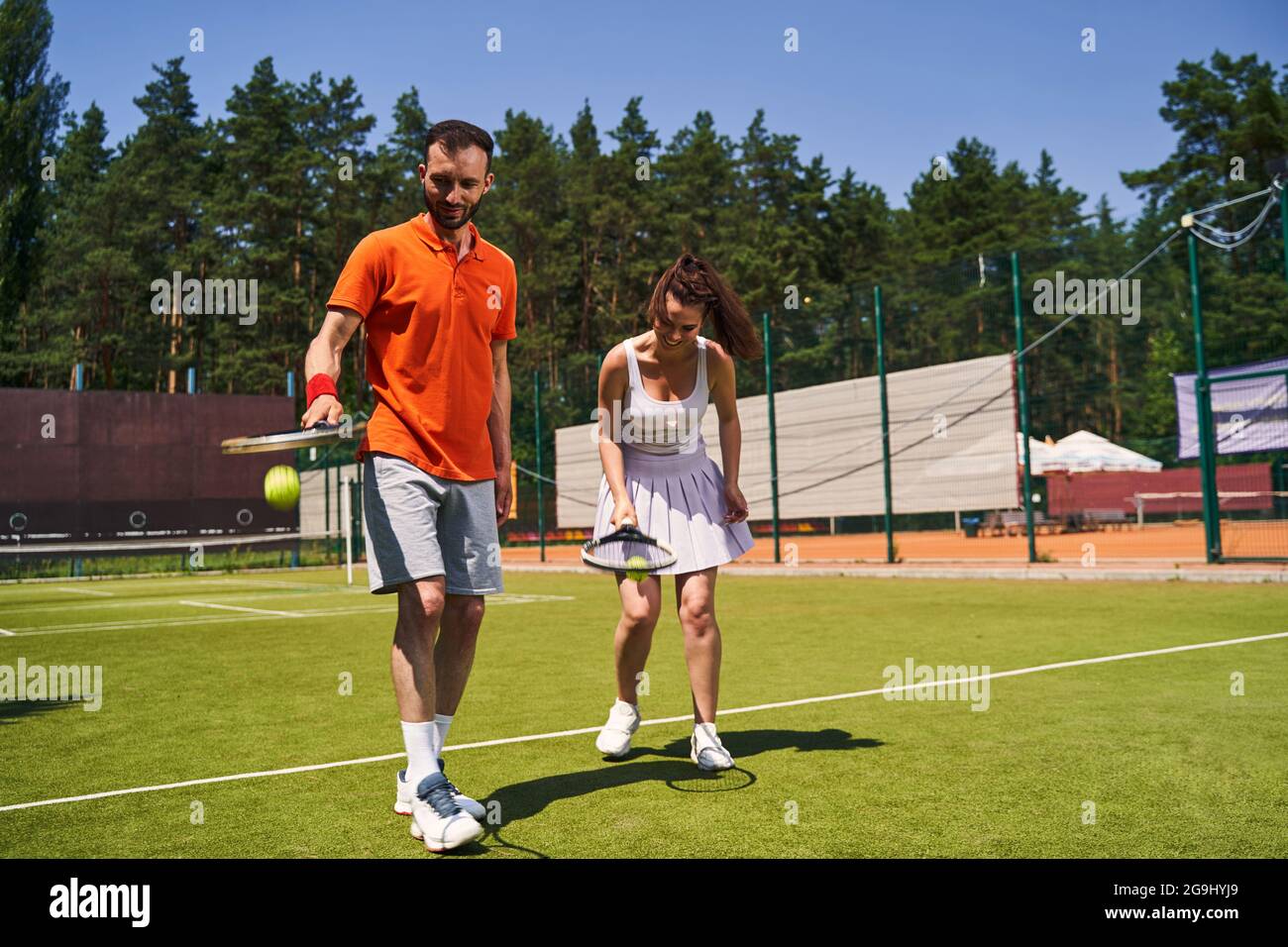 Zwei fokussierte Sportler perfektionieren ihre Tenniskünste Stockfoto