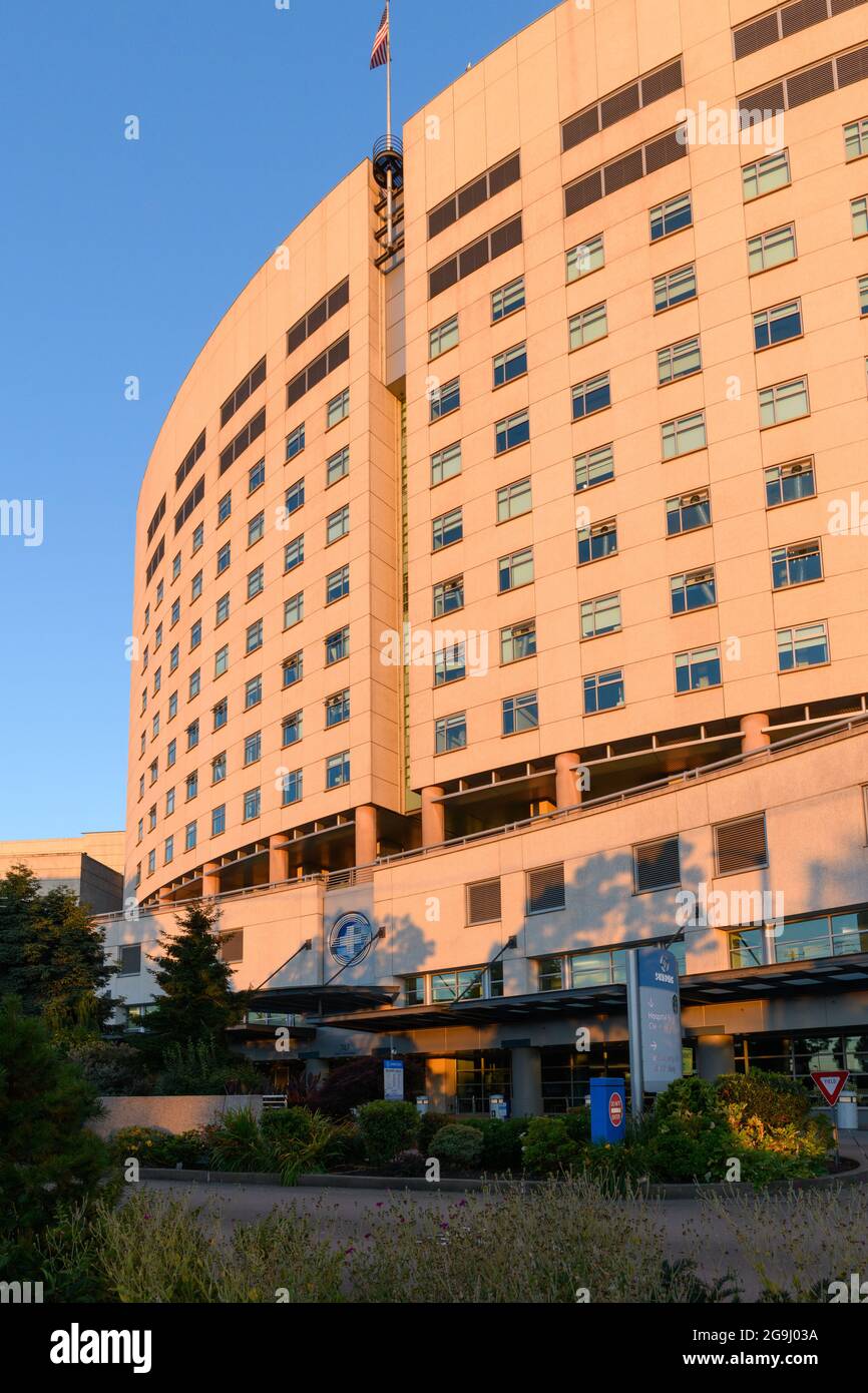 Seattle - 25. Juli 2021; Haupteingang des Swedish Medical Center am First Hill Campus in Seattle mit einem Turm, der im Morgenlicht leuchtet Stockfoto