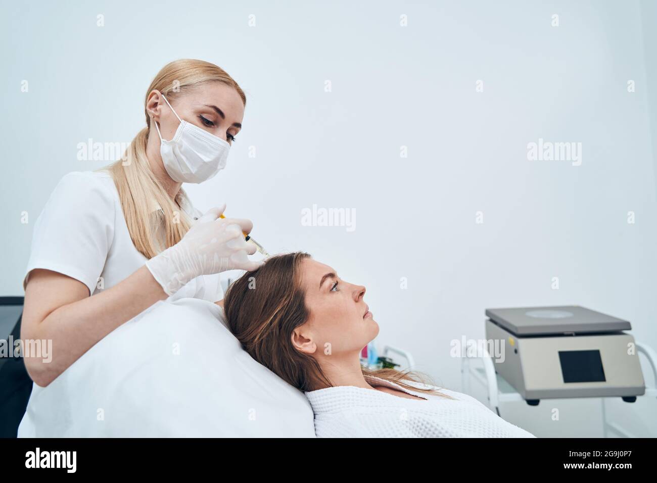 Kompetente medizinische Mitarbeiter, die Kurs der Mesotherapie Stockfoto