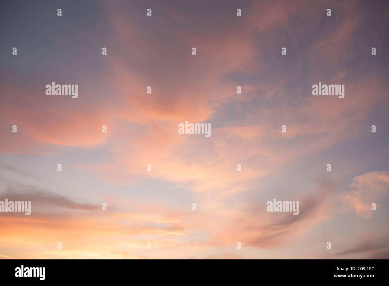 Schöne orange lila gelb blau Wolken Sonnenuntergänge Himmel Ersatz Hintergründe für Verbundwerkstoffe, Fabulous, wunderbare epische California Sonnenuntergänge Künstler. Stockfoto