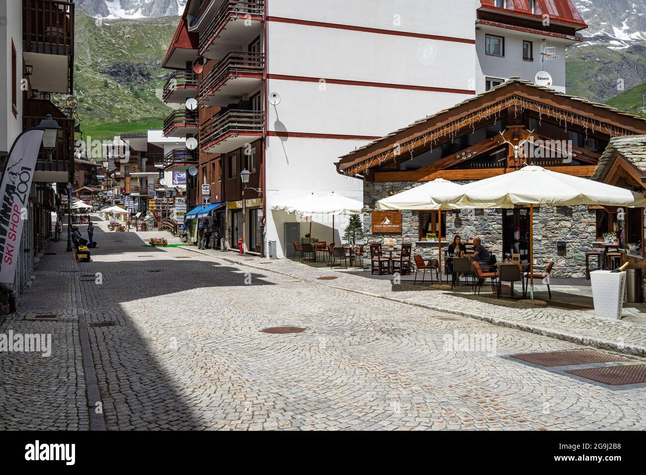 Blick auf Breuil Cervinia, einen beliebten Ferienort im Aostatal unter dem Matterhorn. Breuil-Cervinia, Italien, Juni 2021 Stockfoto