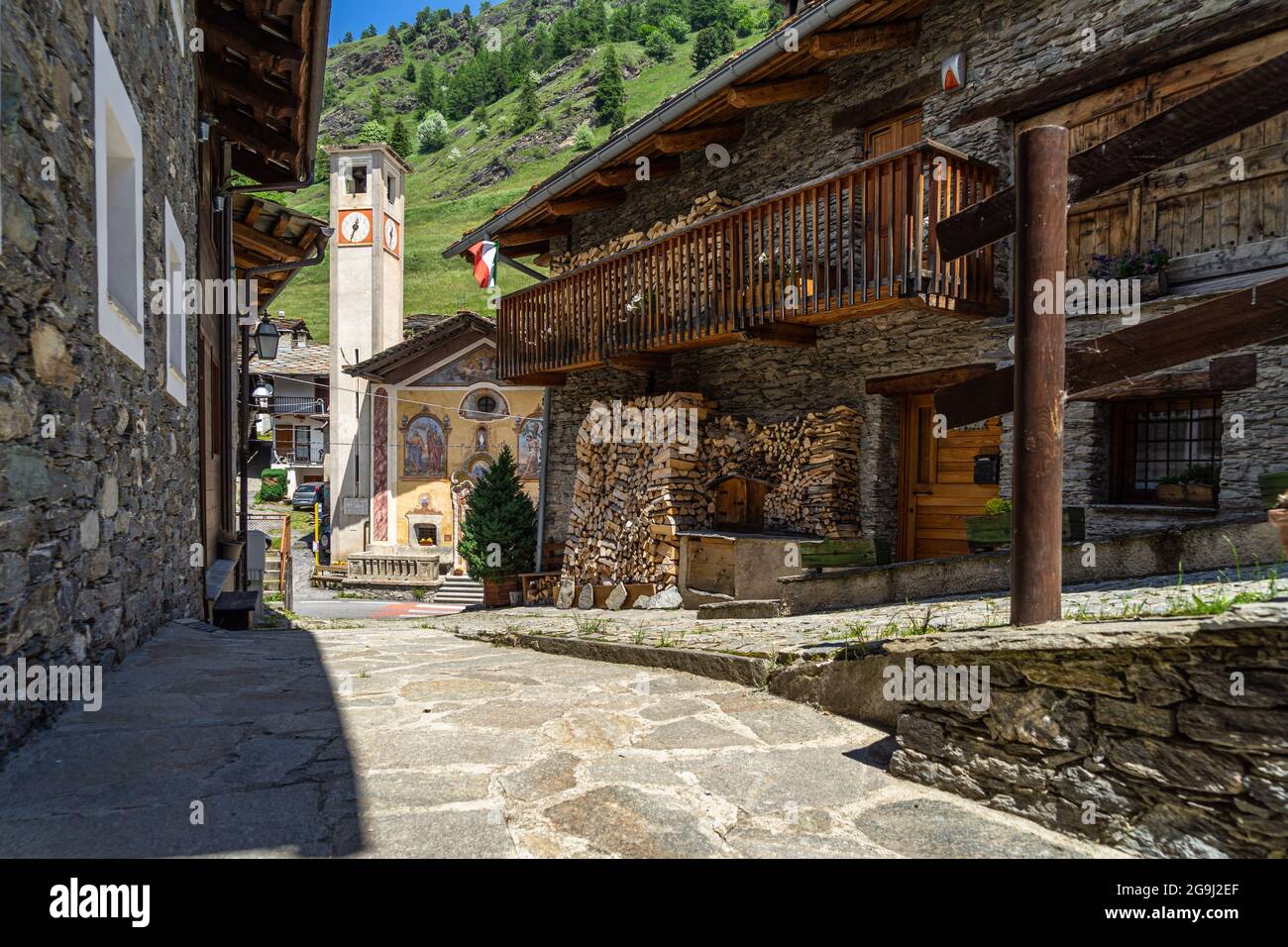 Blick auf alpine Häuser und Kirche in Pontechianale, einem typischen Dorf im Varaita-Tal, Piemont, Italien Stockfoto