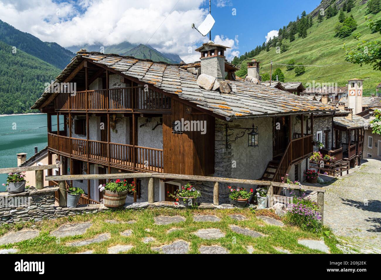 Ein typisches alpines Chalet in Pontechianle, einem charmanten Dorf im Varaita-Tal, Piemont, Italien Stockfoto