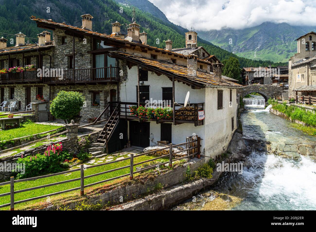 Blick auf Chianale, ein typisches alpines Dorf im Piemont und eines der schönsten Dörfer Italiens Stockfoto