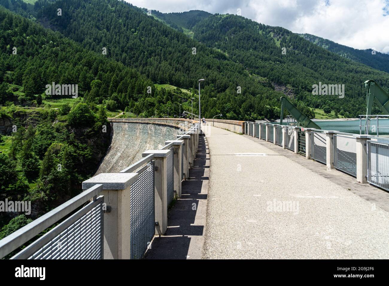 Wandern auf dem Damm des Pontechianale Sees, Varaita Tal, Piemont, Italien Stockfoto