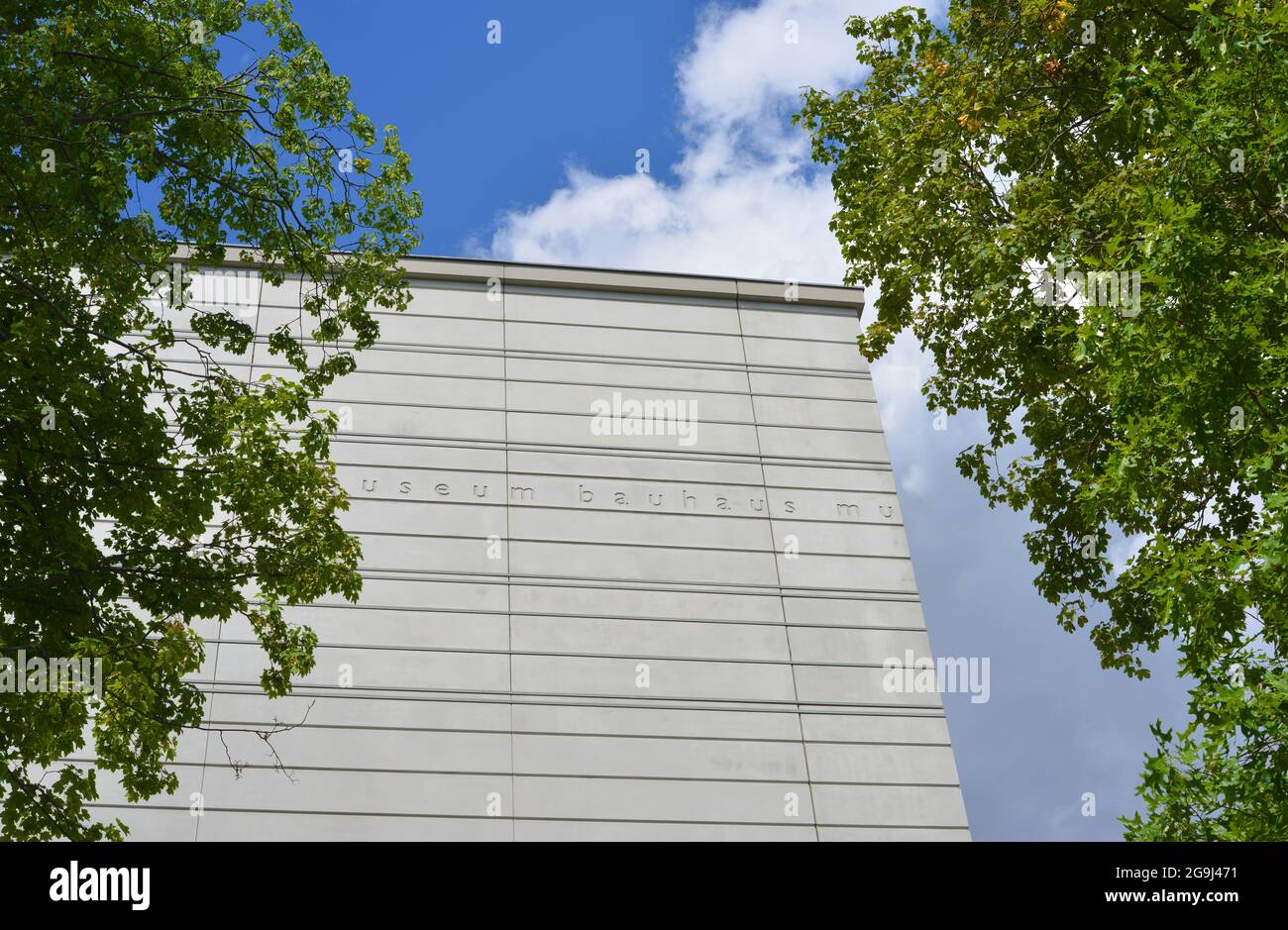 Weimar, Deutschland, Bauhaus Museumsarchitektur Inschrift an der modernen Fassade Stockfoto