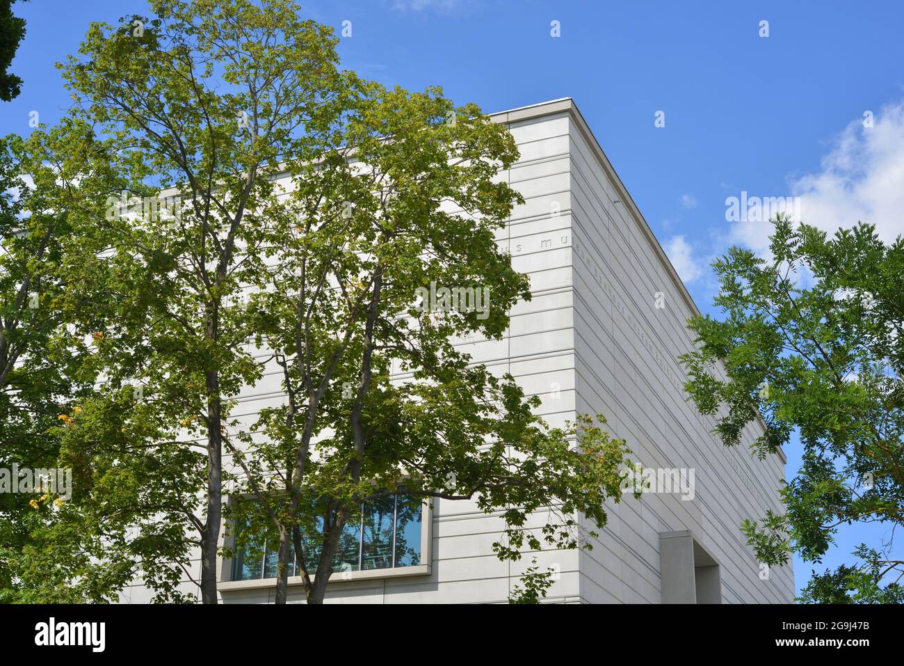 Weimar, Deutschland, Bauhaus Museumsarchitektur mit Bäumen und Inschrift an der Fassade Stockfoto