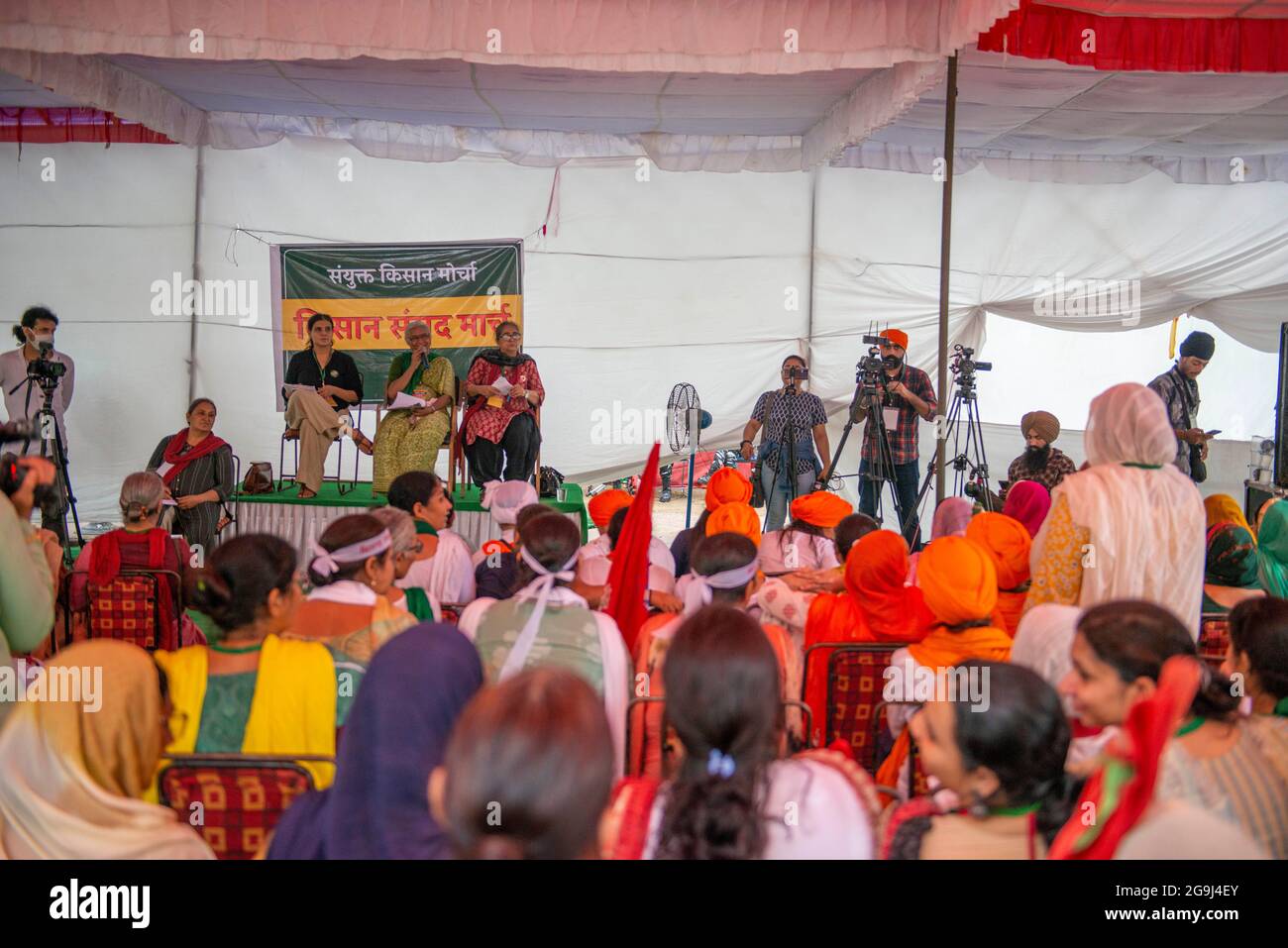 Neu-Delhi, Indien. Juli 2021. Eine Gruppe von Frauen und die Aktivistin Medha Patkar (Plattform) führen das laufende "All Women Kisan Sansad" im Jantar Mantar in Neu-Delhi durch.die Demonstranten begannen am Montag das ‘Kisan Sansad (bauernparlament) im Jantar Mantar, als die Agitation gegen die drei zentralen Agrargesetze in ihre acht Monate eintrat. Heute reflektiert der Mahila Kisan Sansad die Schlüsselrolle, die Frauen in der indischen Landwirtschaft spielen, und ihre kritische Rolle auch in der laufenden Bewegung. Kredit: SOPA Images Limited/Alamy Live Nachrichten Stockfoto