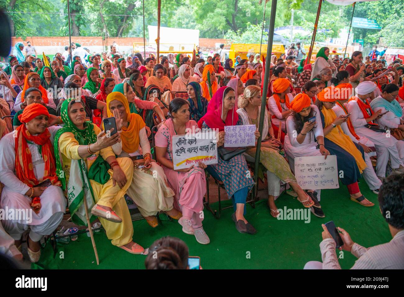 Neu-Delhi, Indien. Juli 2021. Frauen halten Plakate während des laufenden "All Women Kisan Sansad" in Jantar Mantar in Neu-Delhi.die Demonstranten begannen am Montag das ‘Kisan Sansad (bauernparlament) im Jantar Mantar, als die Agitation gegen die drei zentralen Agrargesetze in ihre acht Monate eintrat. Heute reflektiert der Mahila Kisan Sansad die Schlüsselrolle, die Frauen in der indischen Landwirtschaft spielen, und ihre kritische Rolle auch in der laufenden Bewegung. (Foto von Pradeep Gaur/SOPA Images/Sipa USA) Quelle: SIPA USA/Alamy Live News Stockfoto