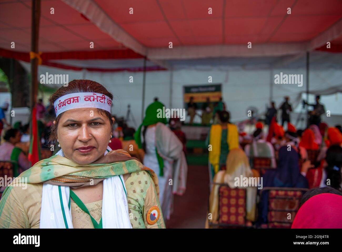 Neu-Delhi, Indien. Juli 2021. Die Protestantin Jagetar Kaur aus Punjab nimmt am laufenden "All Women Kisan Sansad" in Jantar Mantar, Neu-Delhi, Teil.die Protestierenden begannen am Montag das ‘Kisan Sansad (bauernparlament) im Jantar Mantar, als die Agitation gegen die drei zentralen Agrargesetze in ihre acht Monate eintrat. Heute reflektiert der Mahila Kisan Sansad die Schlüsselrolle, die Frauen in der indischen Landwirtschaft spielen, und ihre kritische Rolle auch in der laufenden Bewegung. (Foto von Pradeep Gaur/SOPA Images/Sipa USA) Quelle: SIPA USA/Alamy Live News Stockfoto