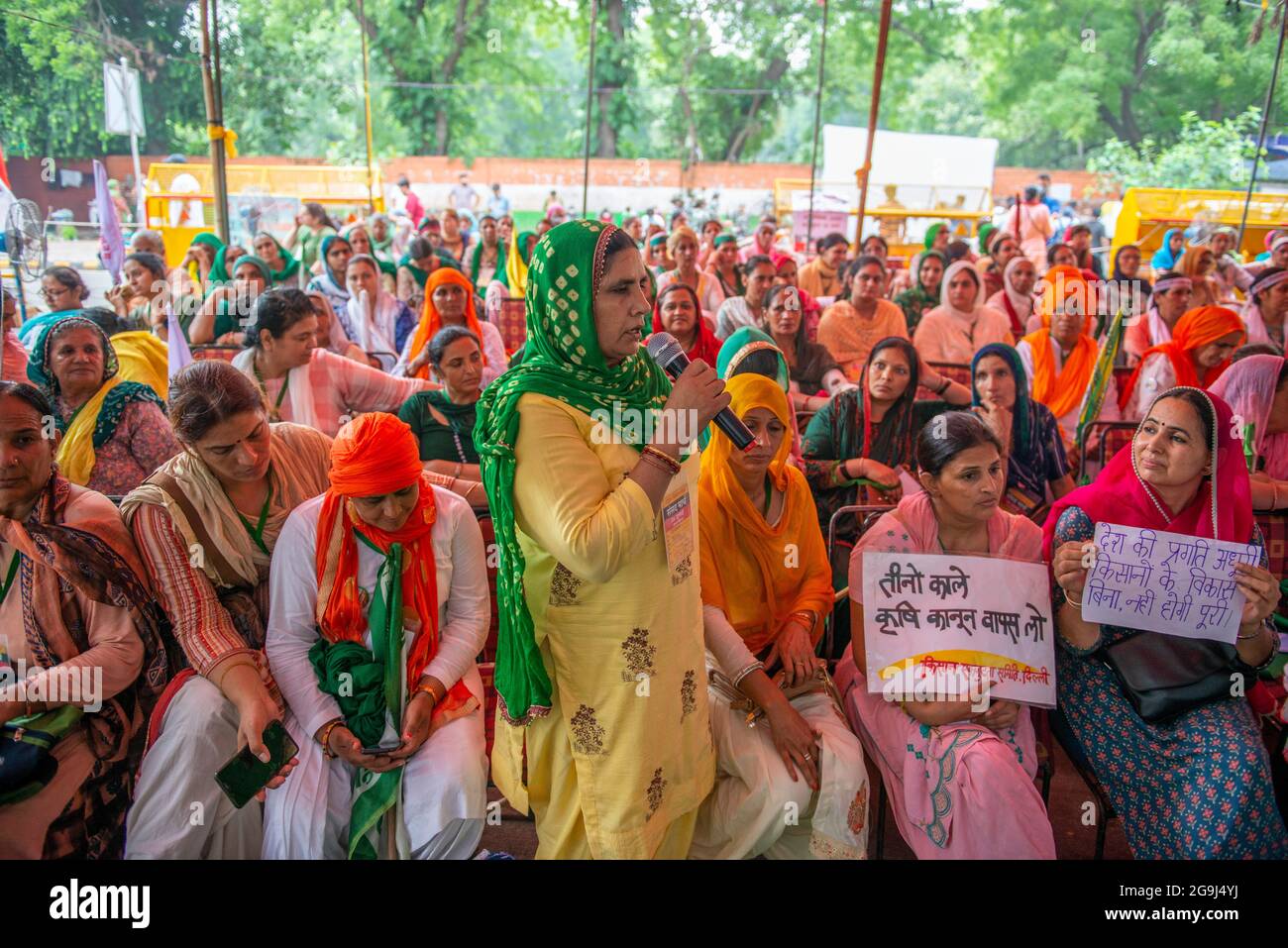 Neu-Delhi, Indien. Juli 2021. Vor dem andauernden "All Women Kisan Sansad" in Jantar Mantar in Neu-Delhi teilen sich Protestierende ihre Gedanken.die Protestierenden begannen am Montag das ‘Kisan Sansad (bauernparlament) im Jantar Mantar, als die Agitation gegen die drei zentralen Agrargesetze in ihre acht Monate eintrat. Heute reflektiert der Mahila Kisan Sansad die Schlüsselrolle, die Frauen in der indischen Landwirtschaft spielen, und ihre kritische Rolle auch in der laufenden Bewegung. (Foto von Pradeep Gaur/SOPA Images/Sipa USA) Quelle: SIPA USA/Alamy Live News Stockfoto