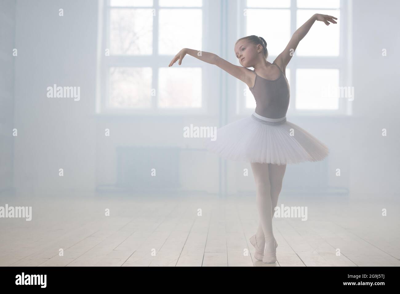 Kleine Ballerina in Tutu-Kleid üben während der Klasse an einem Klassische Ballettschule Stockfoto