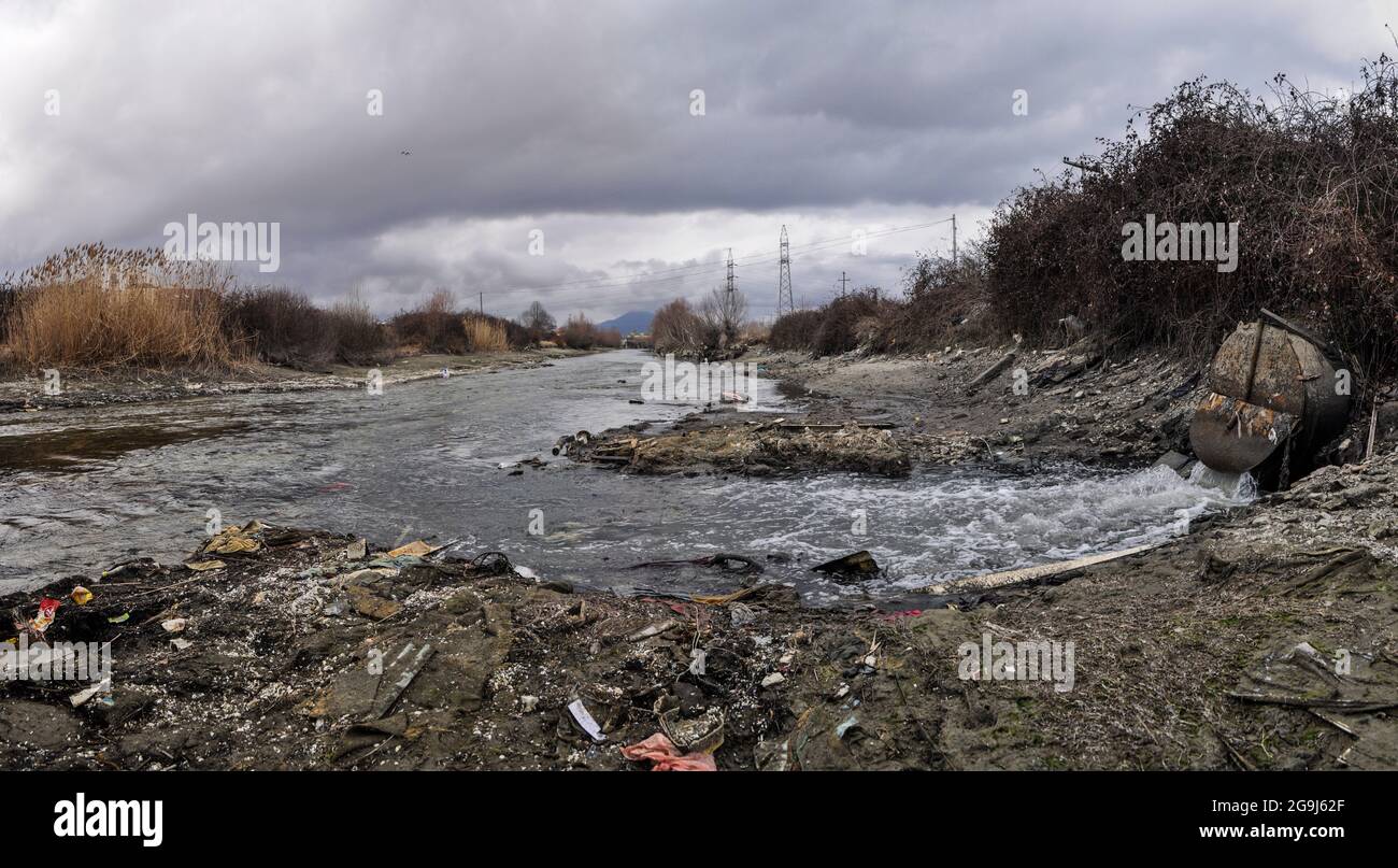 Der Fluss wurde aufgrund der Dürre ohne Wasser gelassen. Abwasserleitungen fließen in den Fluss. Stockfoto