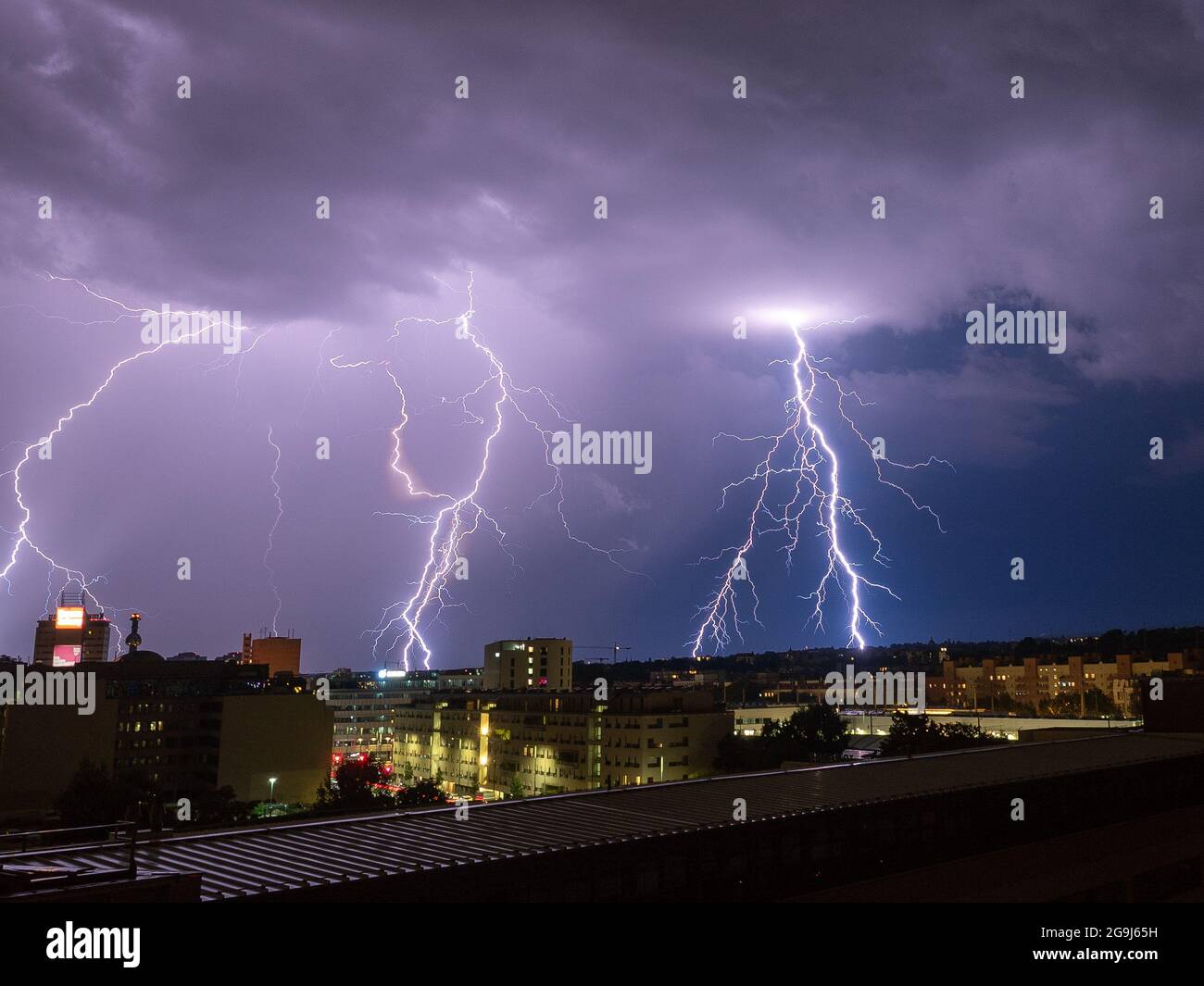 Sturm über Wien mit viel Blitz. Stockfoto