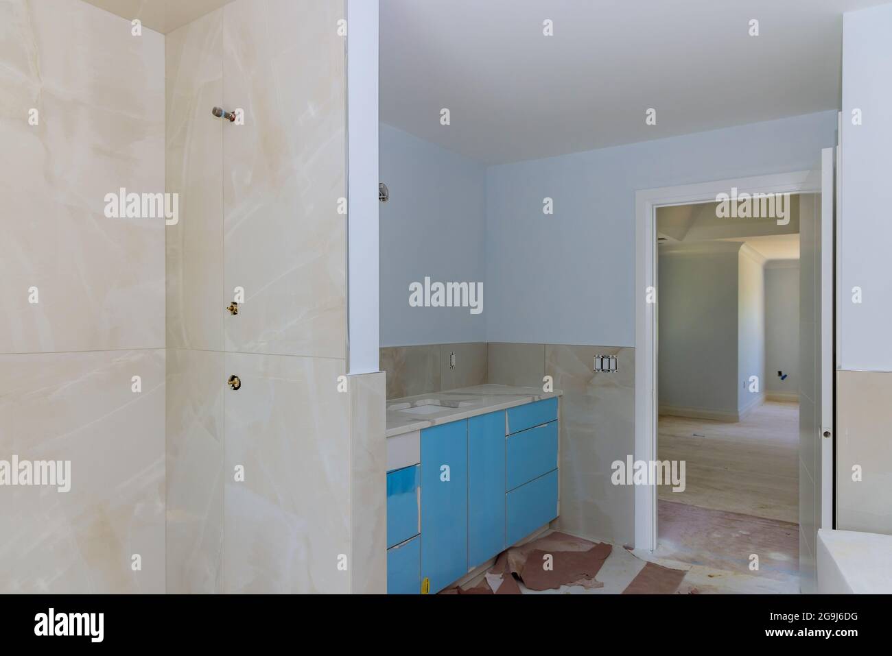 Badezimmer mit Waschbecken und gekachelten Duschvorhängen an den Wänden. Stockfoto