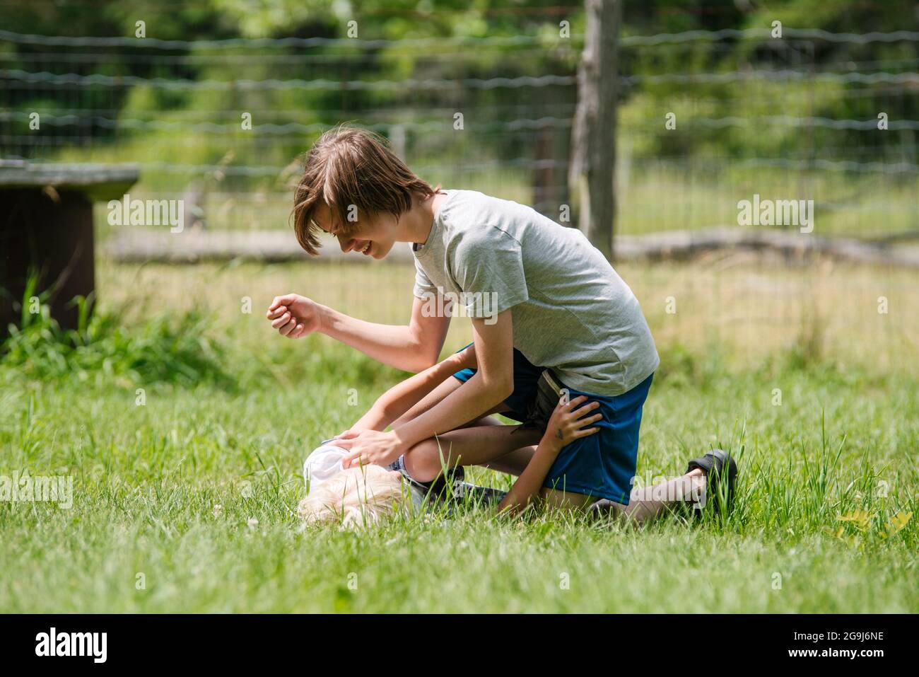 Kanada, Ontario, Kingston, Boy (8-9) spielt mit Bruder auf Gras Stockfoto