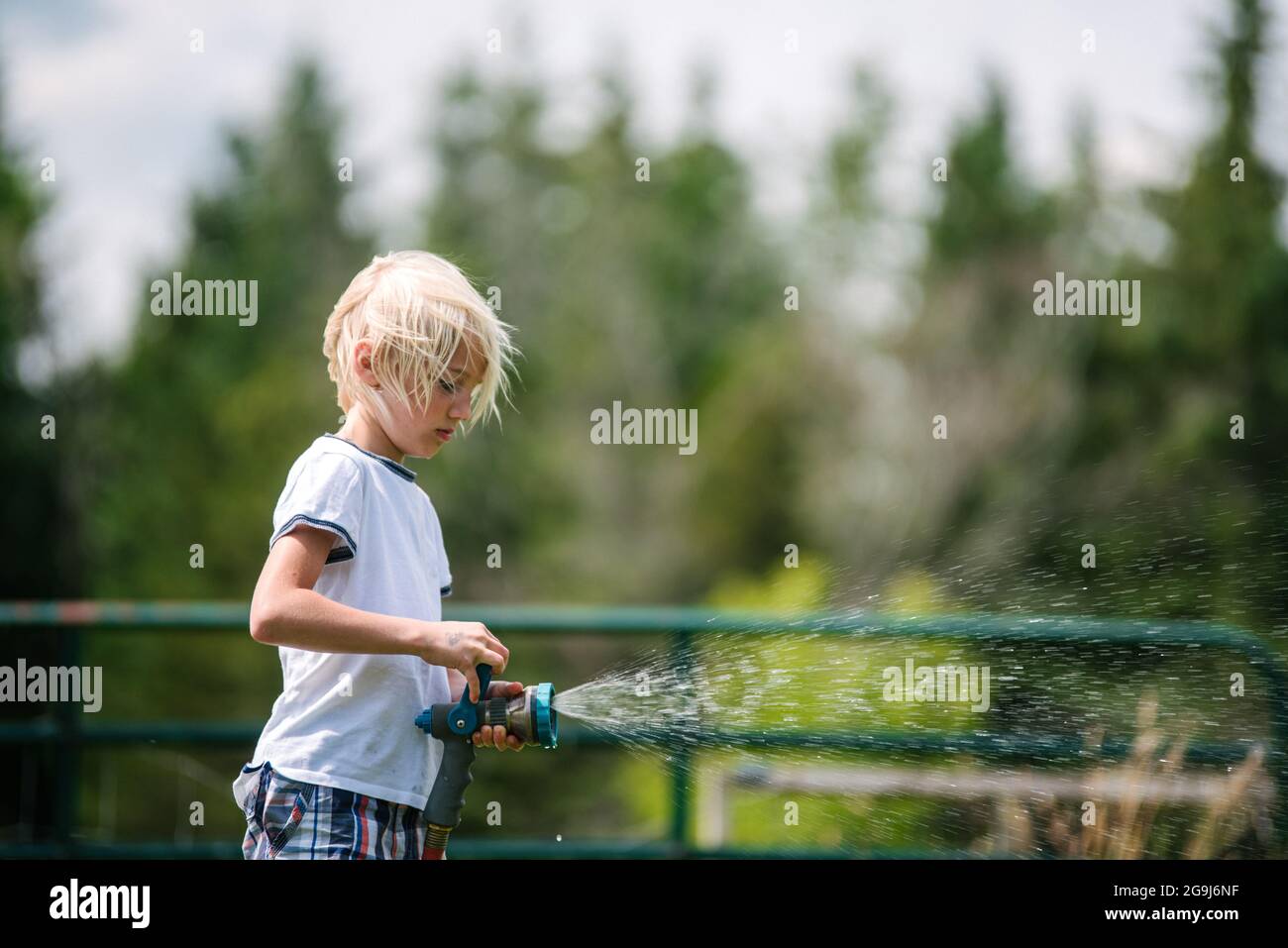 Kanada, Ontario, Kingston, Boy (8-9) mit Wasserschlauch Stockfoto