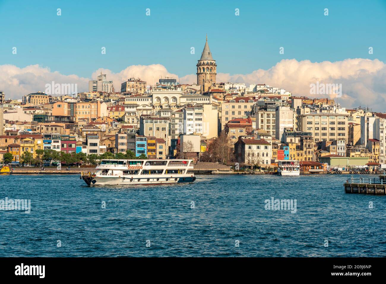 Türkei, Istanbul, Tourboat in Golden Horn Waterway und Karakoy Nachbarschaft Stockfoto