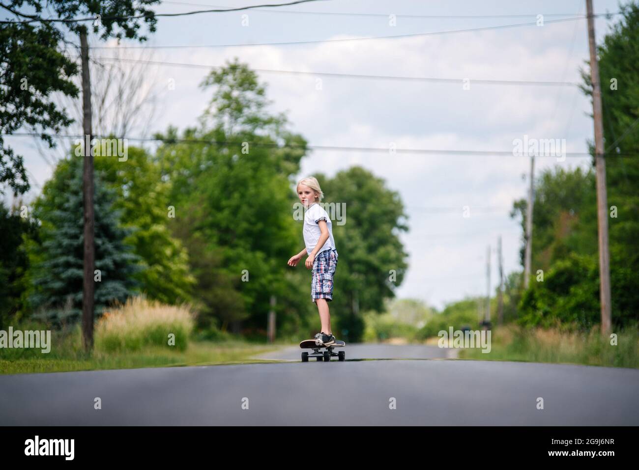 Kanada, Ontario, Kingston, Boy (8-9) Skateboarding Stockfoto