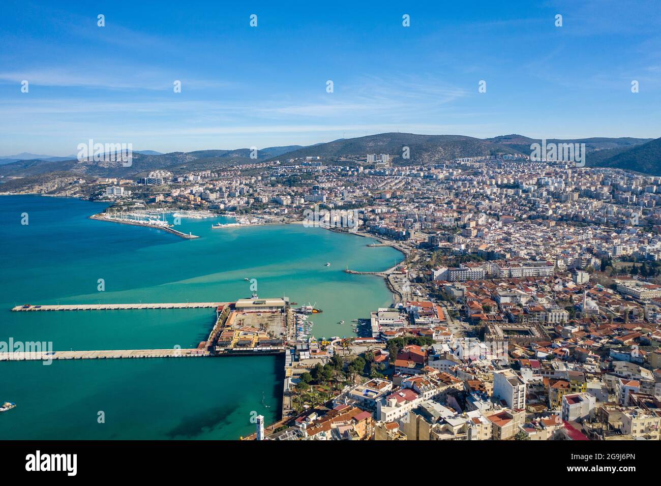 Türkei, Aydin, Kusadasi, Luftansicht des Meeres und der Stadt Stockfoto