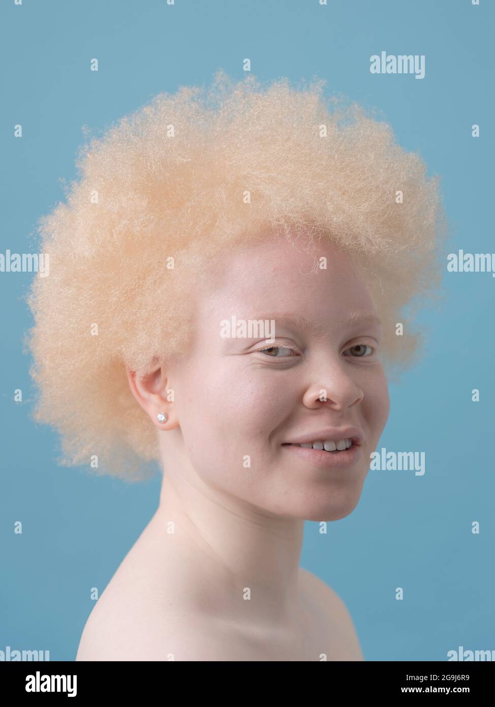 Studioporträt einer lächelnden Albino-Frau Stockfoto