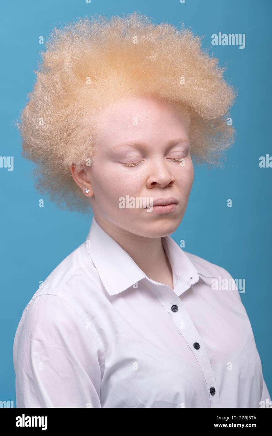 Studio-Porträt einer Albino-Frau in weißem Hemd Stockfoto