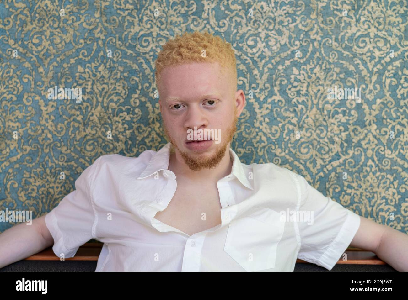 Deutschland, Köln, Portrait eines Albino-Mannes in weißem Hemd Stockfoto