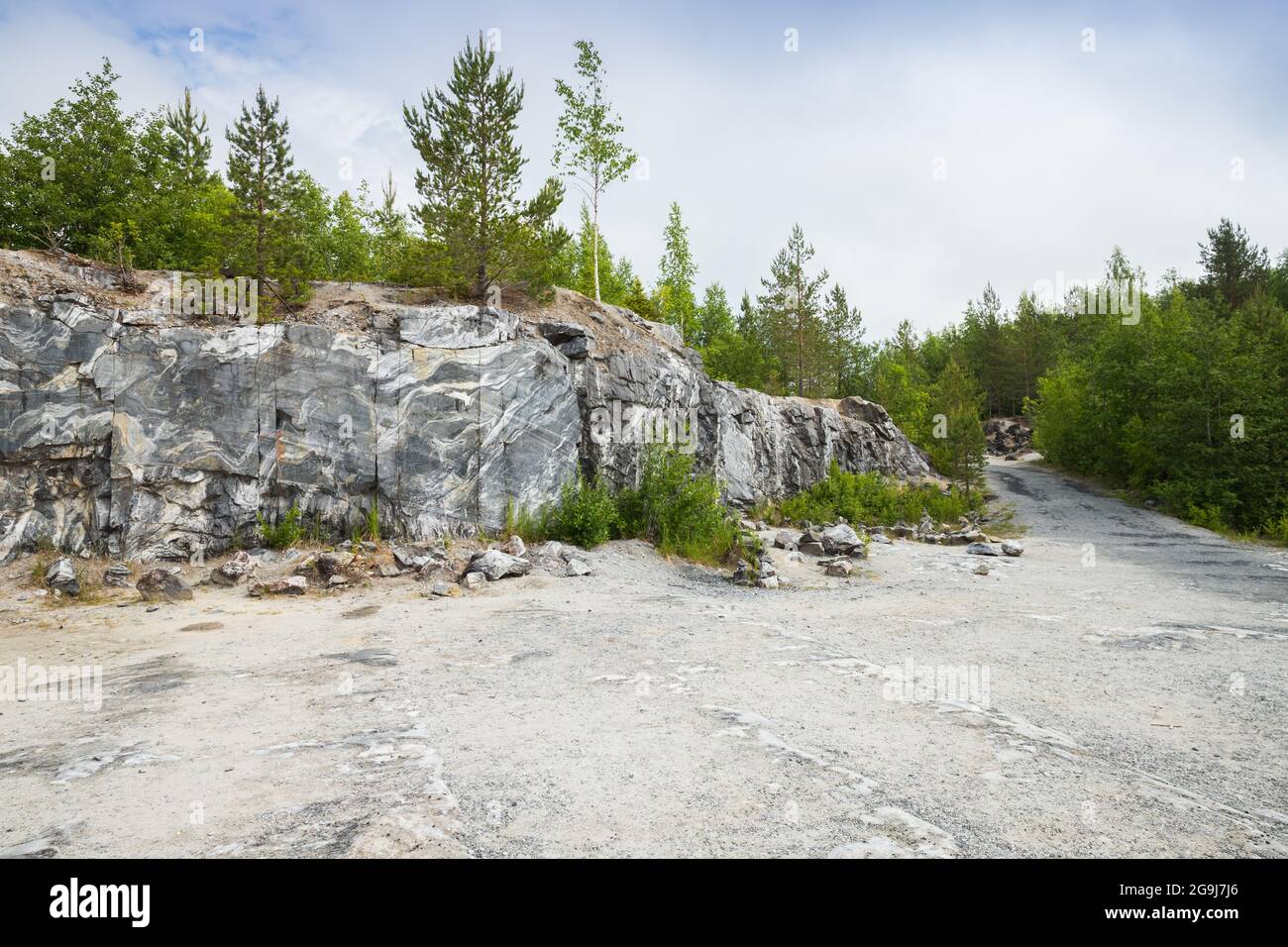 Karelische Landschaft mit einem ehemaligen Marmorbruch am Tag. Ruskeala, Karelien, Russland Stockfoto