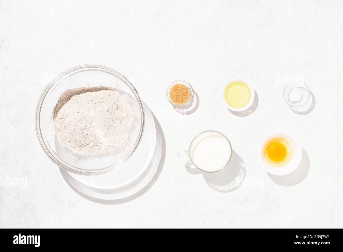 Pfannkuchen Rezept Schritt-für-Schritt-Zutaten Vollkornmehl Ei Öl Zucker Milch Stockfoto