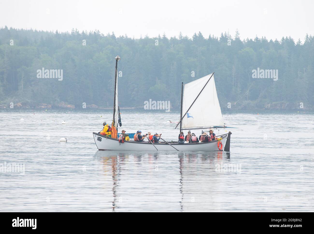 Ein Segelschiff eines nach außen gebundenen Trainingskurs bei einem morgendlichen Ausflug in Owls Head, Maine, USA Stockfoto