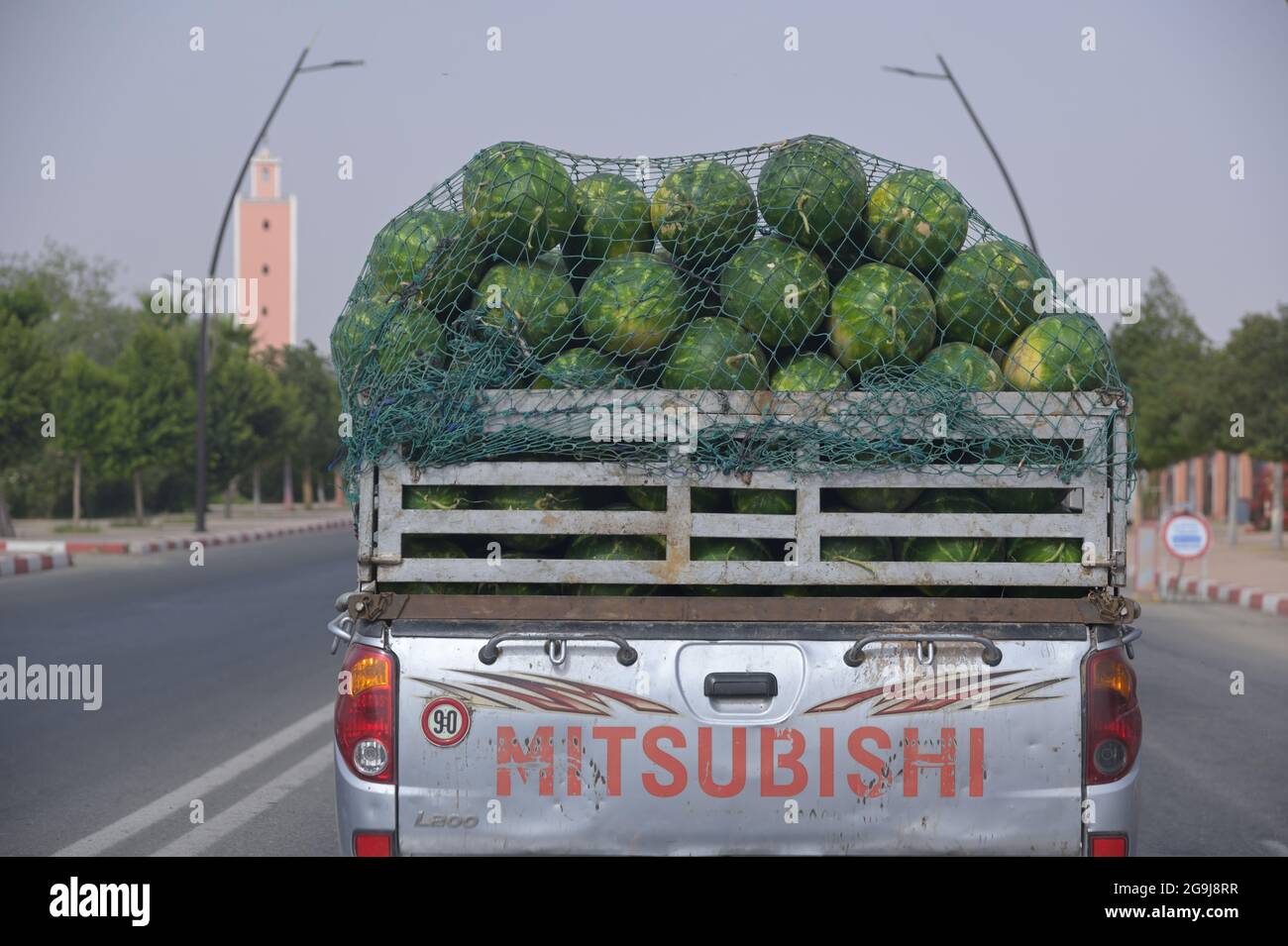 Ein Van, der riesige Wassermelonen zum Markt transportiert, Chichaoua MA  Stockfotografie - Alamy