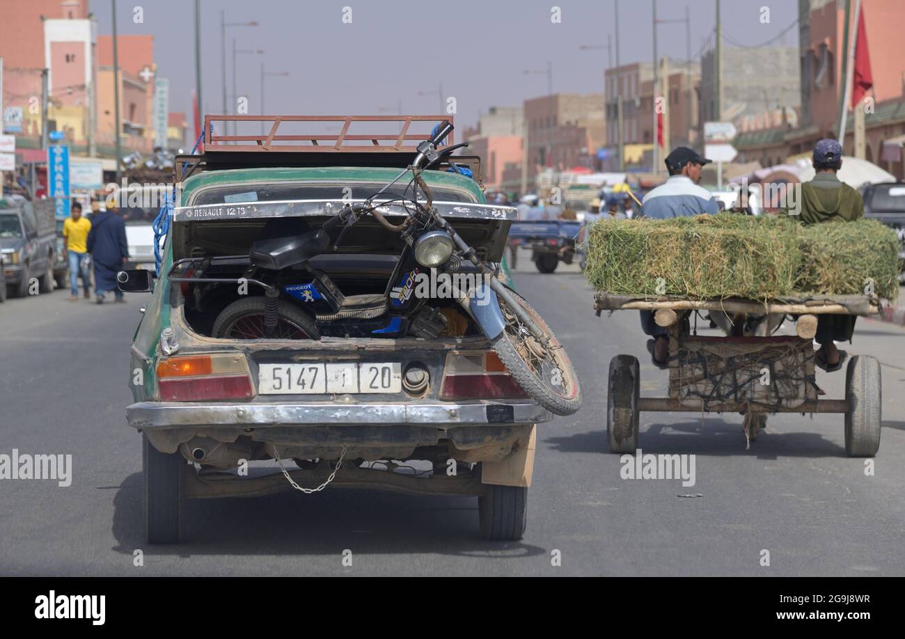 Sehr alte Peugeot Autos entlang der R 207, Chichaoua MA Stockfoto