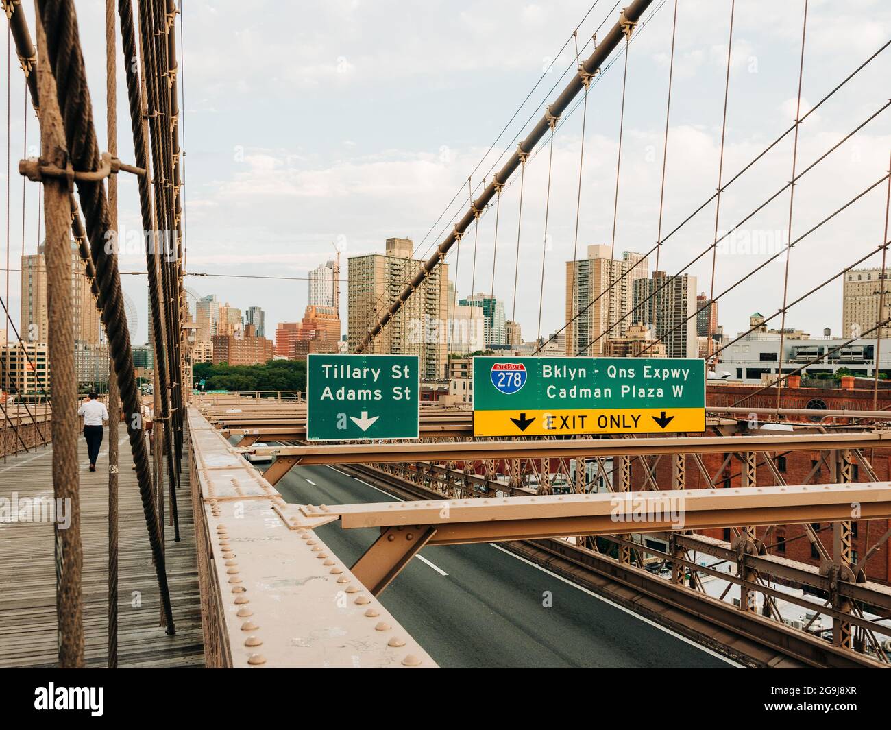 Schilder auf der Brooklyn Bridge in New York City Stockfoto