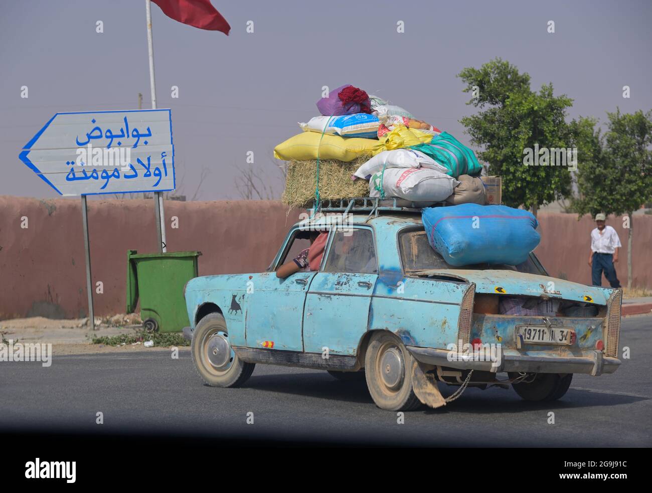 Sehr alte Peugeot Autos entlang der R 207, Chichaoua MA Stockfoto