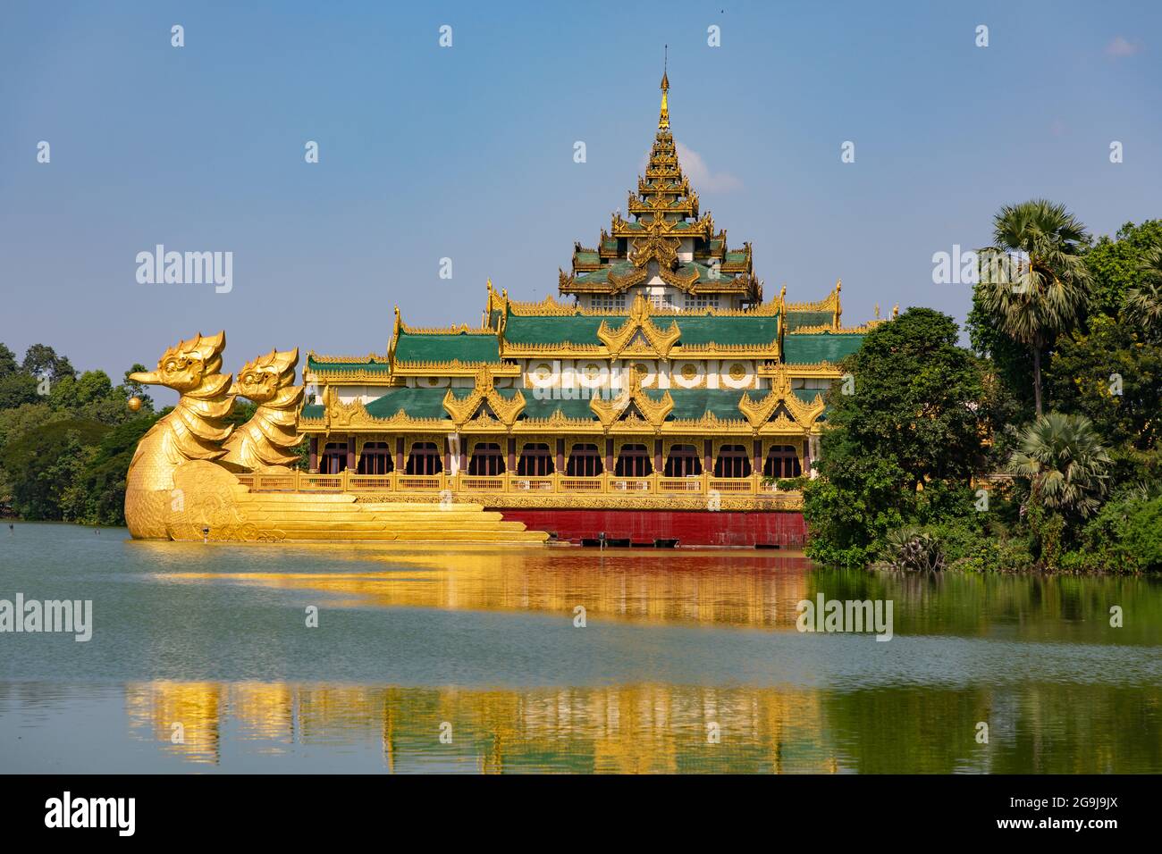 Das Royal Barge Restaurant am Kandawgyi See in Yangon in Myanmar Stockfoto