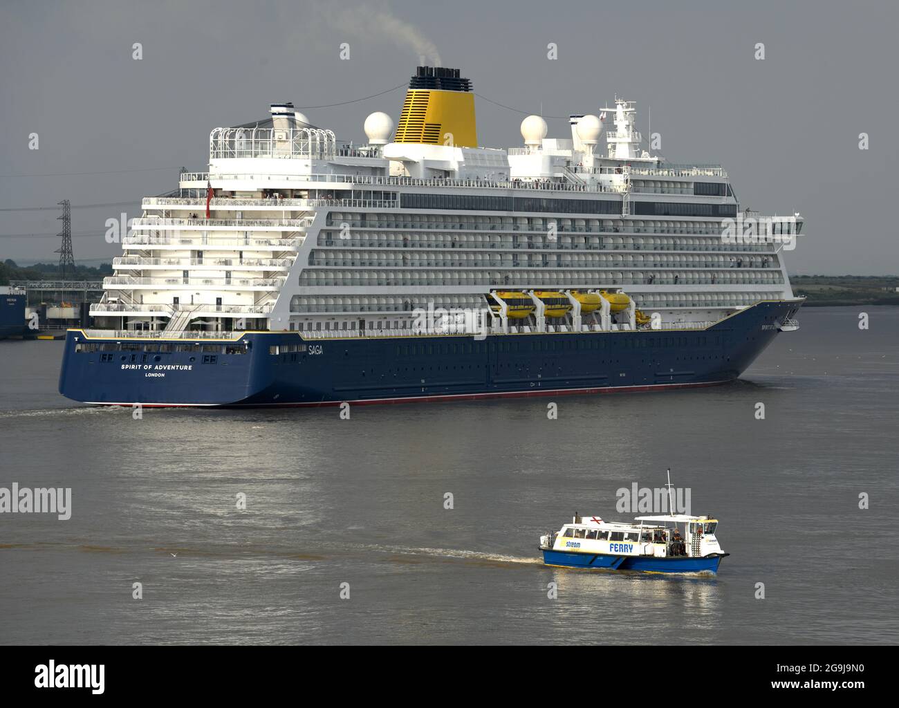 26/07/2021 Gravesend UK Saga’s Spirit of Adventure segelt heute Abend vom London International Cruise Terminal auf ihrer ersten Kreuzfahrt mit Th Stockfoto