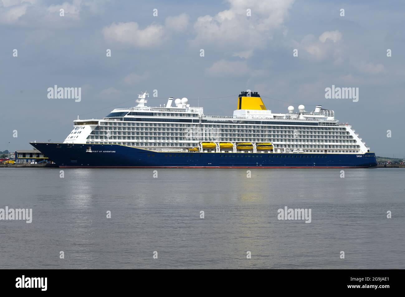 26/07/2021 Gravesend UK unerwarteter Sonnenschein und blauer Himmel für SAGAS Spirit of Adventure, während sich das Kreuzschiff auf ihre erste Kreuzfahrt von Lo vorbereitet Stockfoto