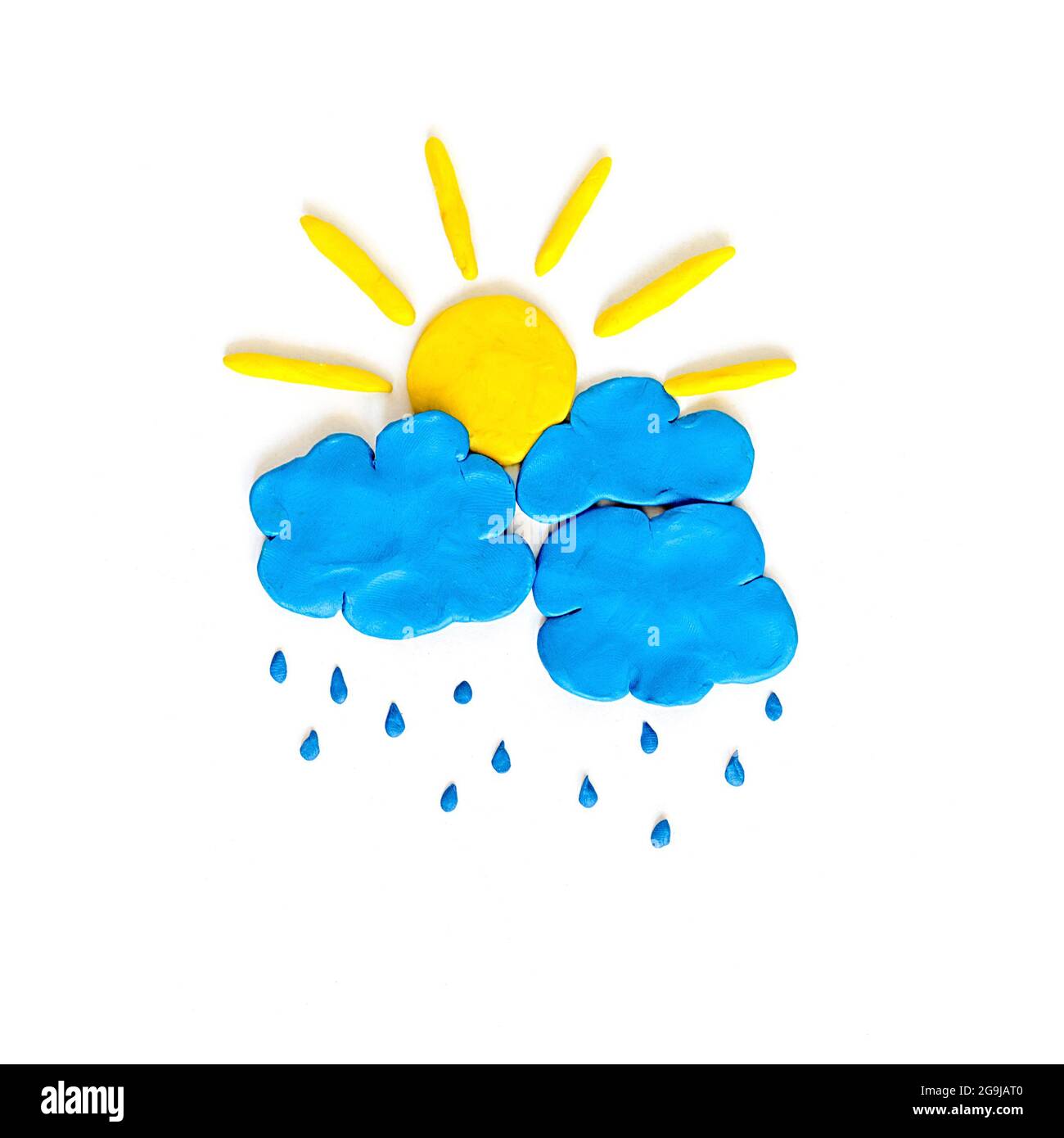 Niimbus und Sonne. Regenwolke und Sonne aus Plastilin Stockfoto