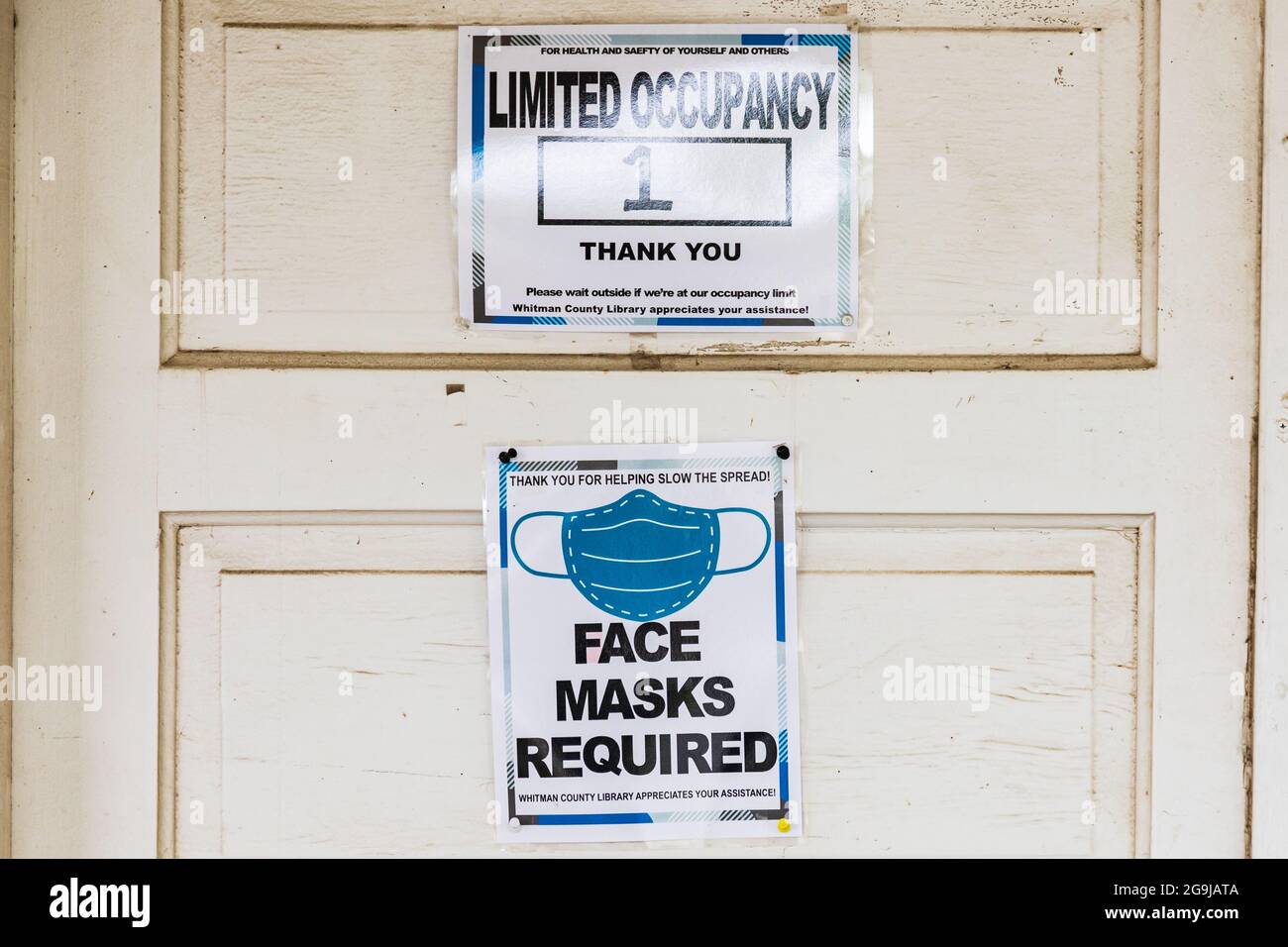 Farmington, Washington, USA. 24.Mai 2021. Gesichtsmasken mussten während der Covid-19-Pandemie ein Unternehmen unterschreiben. Stockfoto