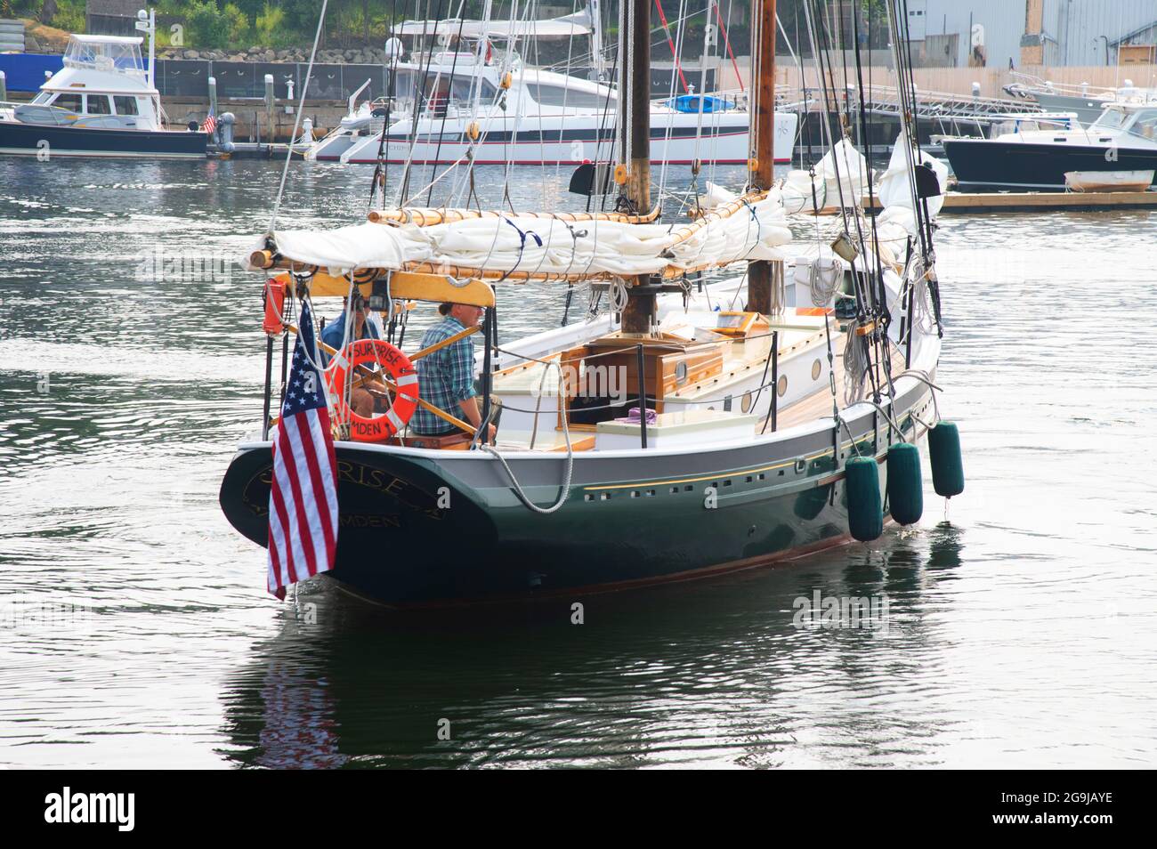 Ein Segelschiff, das das Dock in Camden, Maine, USA verlässt Stockfoto