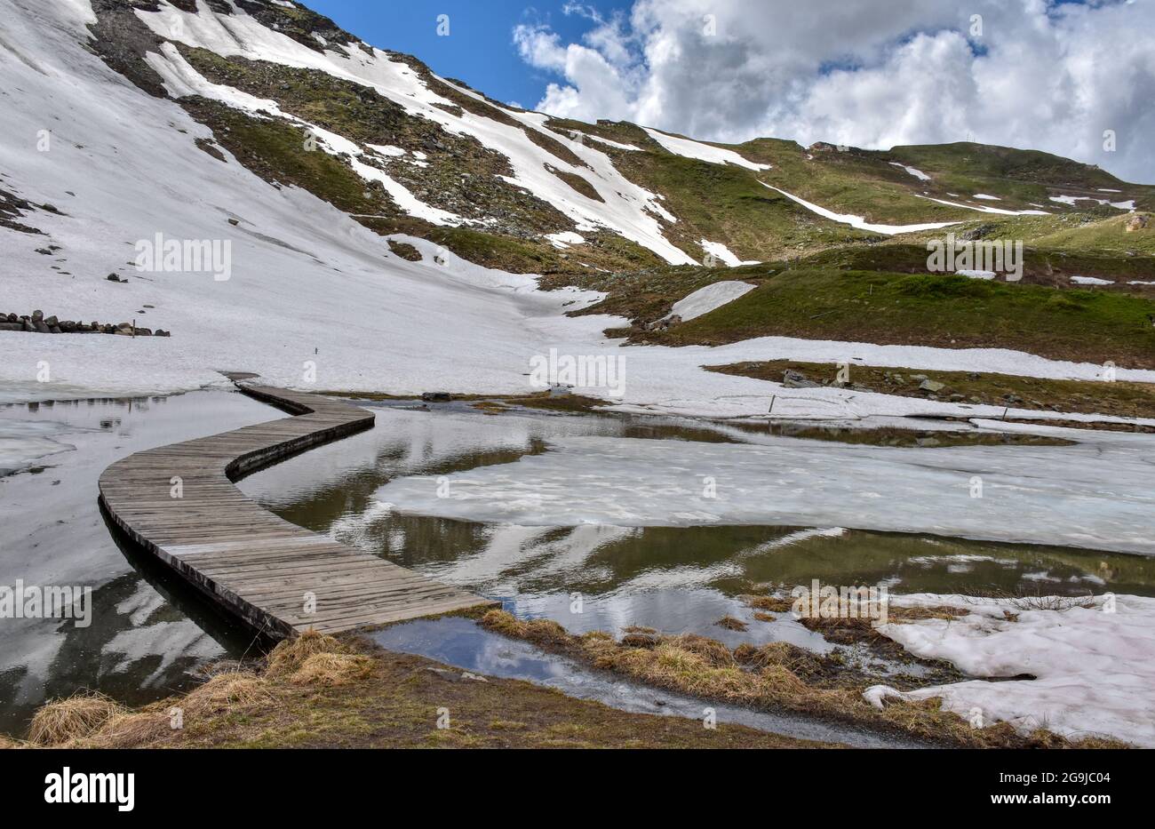 Fuscher Lacke, See, Bergsee, Winter, Frühling, Zugefroren, gefroren, Eis, Schnee, Eisdecke, Tauen, Steg, Holzsteg, Spiegelbild, spiegeln, Wasser, Groß Stockfoto