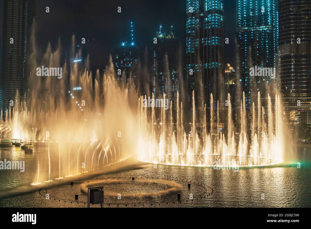 Dubai, VAE - Februar 2020 : musikalischer und tanzender Brunnen mit Beleuchtung in der Stadt Dubai bei Nacht, VAE. Blick vom Balkon auf die Show, Wolkenkratzer und viele Touristen. Stockfoto