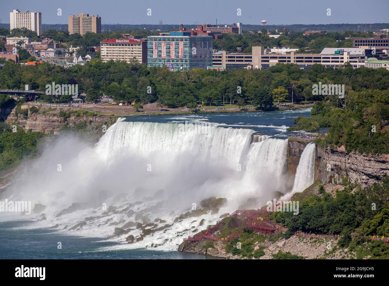Die American Falls Niagara Falls New York State mit der Stadt Niagara Falls NY USA Stockfoto