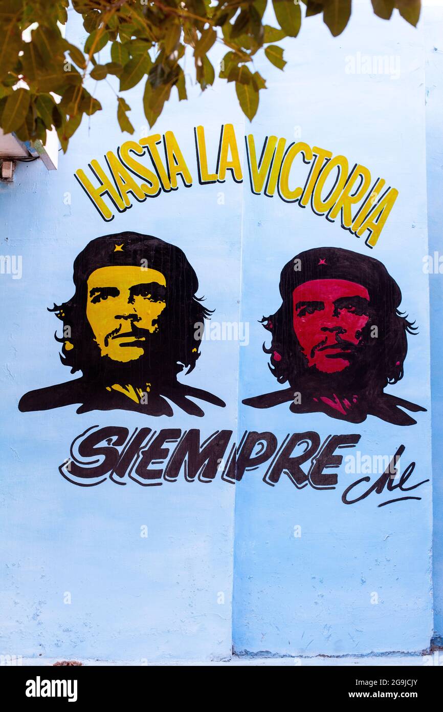 Che Guevara Poster gemalt auf EINER Mauer in Varadero Kuba in Tribut an seine Rolle in Kuba Stockfoto