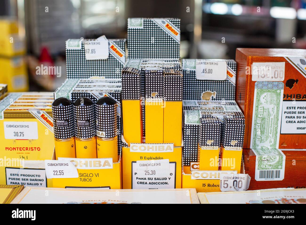 Ausstellung Kubanischer Cohiba Zigarren Zum Verkauf Im Duty Free Shop Am Flughafen Varadero Kuba Stockfoto