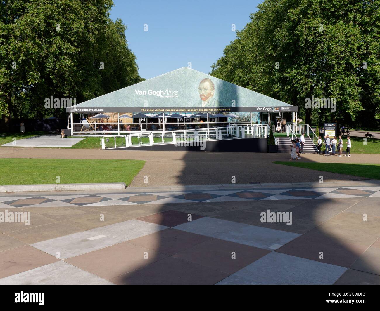 London, Greater London, England, Juli 17 2021: Van Gogh Alive Ausstellung in Kensington Gardens, South Kensington. Stockfoto